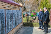 Возложение венка к Стене памяти на месте воинских захоронений в Увате. Май, 2015