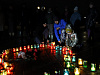 В память о погибших в теракте выставили свечи в виде журавля в Увате