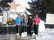 Волонтеры из Красного Яра убрали территорию памятника имени Г.Н. Кошкарова.