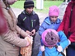 Волонтеры с.Уват помогли провести подвижные игры и конкурсы на площади РДК, разавлекая детей села