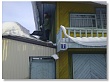 Уватские волонтеры убрали снег с крыши дома пенсионерки
