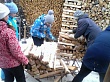 Волонтеры из Першино помогли пожилым людям