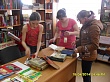 Волонтеры из Першино помогли сельской библиотеке с книжным фондом.