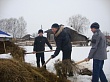 Волонтеры из Осинника (объединение «Лидер») оказали помощь пенсионеру-инвалиду, прибрав сено.