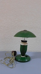 Лампа с зелёным абажуром