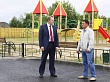 Глава района Сергей Путмин посмотрел качество обустройства детской площадки в Ивановке