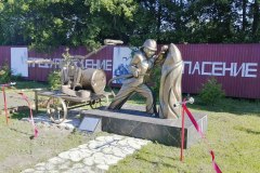 В Увате открыли скульптурную группу, посвященную огнеборцам