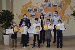Прокурор наградил уватских школьников за участие в конкурсе и олимпиаде