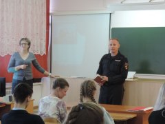 Полицейские провели уроки профориентации для старшеклассников Уватского района