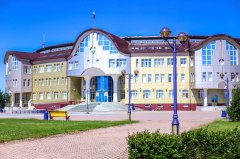 В Увате со здания районной администрации убрали  опасную облицовку