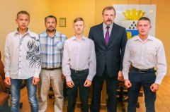 Сергей Путмин вручил благодарности спортсменам-легкоатлетам Уватского района