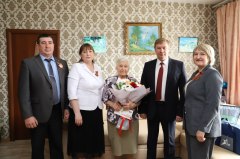 В Першино поздравили с Днем Победы бывшую узницу фашистского концлагеря