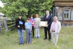 Многодетной семье из деревни Уки Уватского района подарили ноутбук