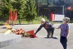 Жители района возложили цветы к памятникам Великой Отечественной войны