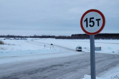 Движение на ледовой переправе в Увате теперь доступно для автомобилей только до 15 тонн