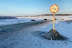 Ледовая переправа в Увате открыта для автомобилей массой до 5 тонн