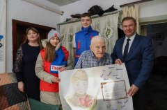 Ветерана Великой Отечественной войны поздравили с Днем защитника Отечества 