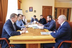 Сергей Путмин и директор департамента ЖКХ Антон Фирсов обсудили проблемы отрасли в районе