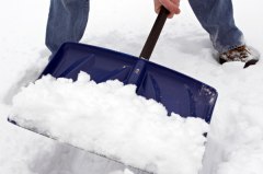 В Уватском районе начали вывозить снег с территорий, подверженных подтоплению