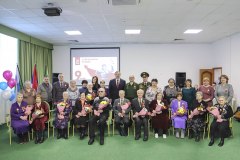 Глава Сергей Путмин поздравил ветеранов Великой Отечественной войны и вручил медали