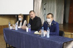 Сергей Путмин ответил на вопросы жителей Туртаса и Мугена о переселении из аварийного жилья