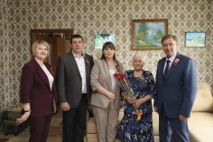 Глава района поздравил ветерана Леонилу Шеремет из Першино с наступающим Днем Победы