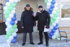 Вячеслав Елизаров вручил ключи от новых квартир в Увате переселенцам и детям-сиротам
