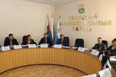 Глава района поручил безотлагательно расчистить в населенных пунктах дороги от снега 