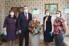 Ветеранов ВОВ Петра Кошкарова и Леонилу Шеремет поздравили с наступающим Днем Победы