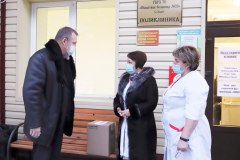 В Уватском районе депутаты развозят медикаменты в ФАПы и филиалы больницы