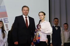 Вячеслав Елизаров встретился с учениками и вручил паспорта