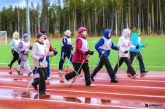 По осени жизни идут скандинавской ходьбой