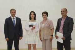 Трое выпускников Уватского района получили красные аттестаты и золотые медали