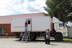 Тридцать пять уватцев вакцинировались от коронавирусной инфекции в передвижном пункте