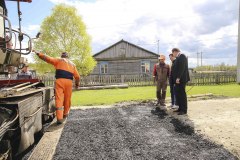 В Увате начали ремонтировать дорогу по улице Белкина и строить тротуар около начальной школы