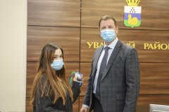 Ключи от служебного жилья вручили молодым педагогам Уватского района 