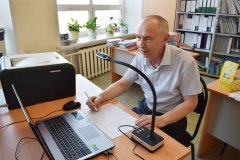 Учитель математики проводит онлайн-консультации для выпускников школ Уватского района