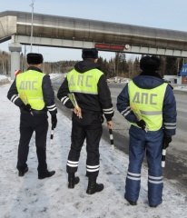 Уватские автоинспекторы на федеральной автодороге «Тюмень – Ханты-Мансийск» поздравляют автомобилисток с 8 марта на радиоволнах