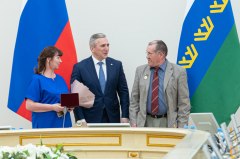 Супругам Горбуновым из Увата вручены медали «Материнская слава» и «Отцовская доблесть»