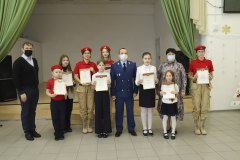 Прокурор наградил уватских школьников за участие в конкурсе рисунков