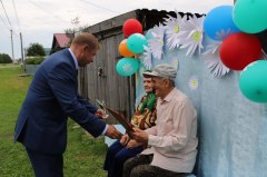 В Уватском районе в преддверии Дня семьи, любви и верности поздравили семейные пары