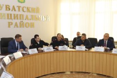 Меры безопасности в праздничные дни и ситуацию на рынке труда обсудили с главами сельских поселений