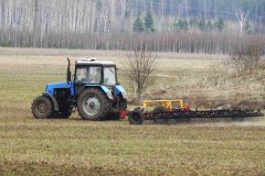 Аграрии Уватского района проводят боронование сенокосов