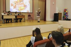 Для выпускников 9 и 11 классов сегодня прозвенел последний звонок