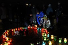 В память о погибших в теракте выставили свечи в виде журавля в Увате