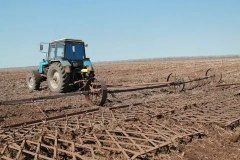 Уватские аграрии приступили к боронованию полей