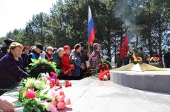 Жители района возложили цветы к памятникам Великой Отечественной войны в День Победы