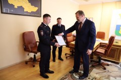 Сергей Путмин поблагодарил Дмитрия Колосова за участие в конкурсе «Народный участковый»