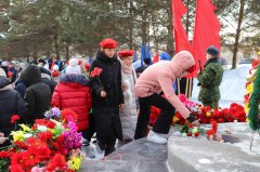 Школьники возложили цветы к мемориалу в 80-летие победы в Сталинградской битве
